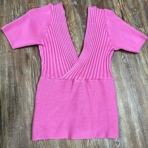 Y2k Pink ribbed knit top with V-neck and short sleeves
